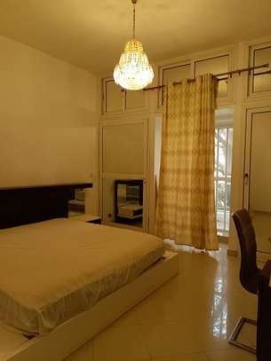 Villa R+2 de 300 m² à louer à stèle Mermoz image 9