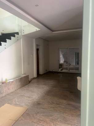 Villa 10 pièces à louer au point E image 6
