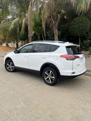 TOYOTA RAV4 XLE image 3