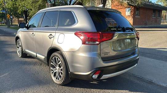 Mitsubishi Outlander image 5