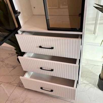 Vitrine Moderne en Bois – Élégance Fonctionnalité image 3