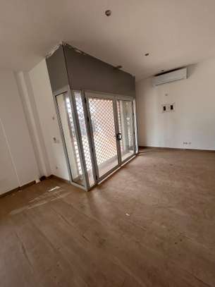 showroom  avec deux portes à louer aux almadies image 5