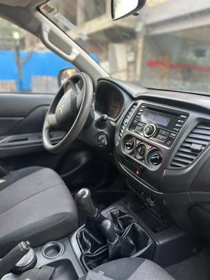 Mitsubishi L200 double cabine 5 places blanc image 4