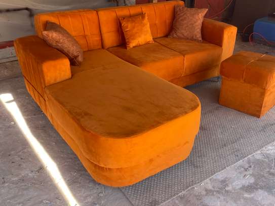 Canapé d'angle moderne gris clair avec pouf orange image 2