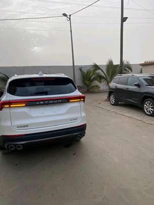 Jetour SUV blanc neuf spacieux moteur 1.5 image 6