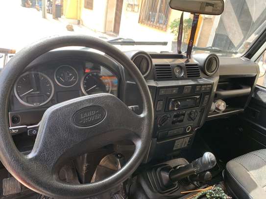 Land Rover Defender 110 image 8