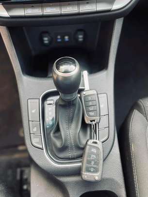 Hyundai Elantra image 10