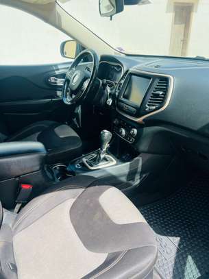 Jeep Cherokee image 9