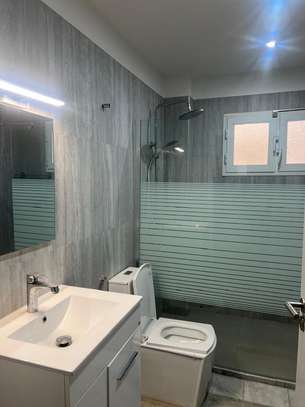3 chambres salon à louer en face King fahd image 8