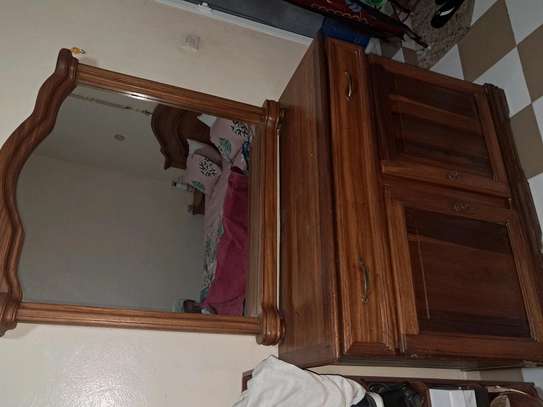 Lit double bois massif avec 2 tables de chevet image 3