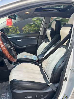Hyundai Elantra GT image 4
