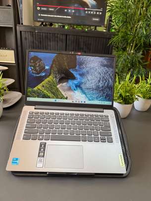Lenovo slim 3 / i3 de 13th gen image 9
