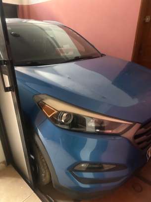 Hyundai Tucson SUV bleu spacieux et confortable image 1