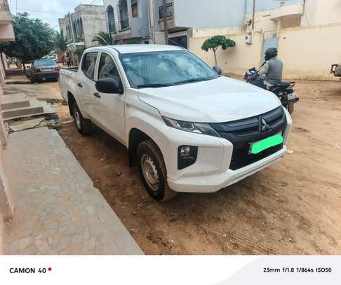 Mitsubishi L200 pick-up 4x4 double blanche et gris 2023 image 3