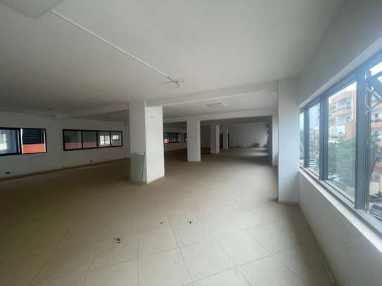 Plateaux de bureaux de 600 m2 à louer au Point E image 3
