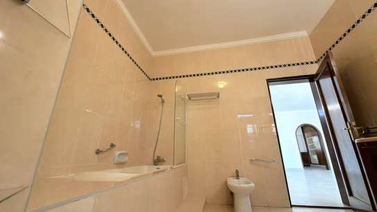 Maison spacieuse avec garage double et jardin privé image 2