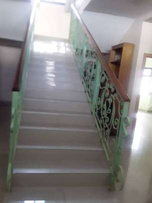 Belle villa R+1a vendre aux Almadies  Dakar image 9