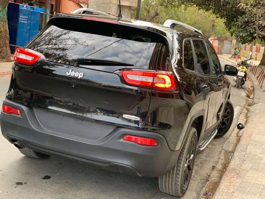 Jeep Cherokee image 4