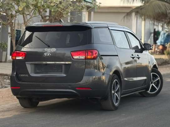 kia carnaval 11place image 1