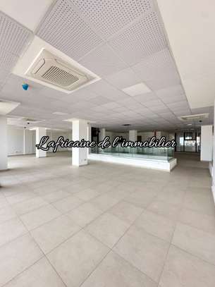 Espace commercial de 1 600 m² à louer sur la VDN image 6
