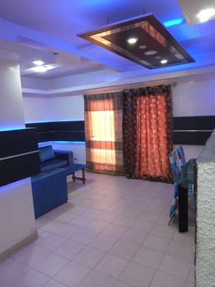 Appartement moderne lumineux avec mobilier design et LED image 4