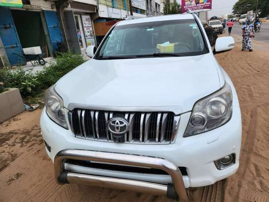 Toyota Land Cruiser SUV blanc robuste image 8