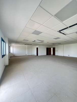 Plateaux de bureau à louer à partir de 465 m² image 2