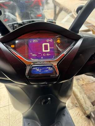 A vendre  Honda sh 350 image 5