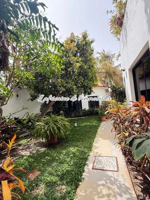 Villa R+2 avec jardin à louer aux almadies image 2