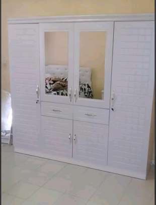 Armoire marron blanc et noire image 13