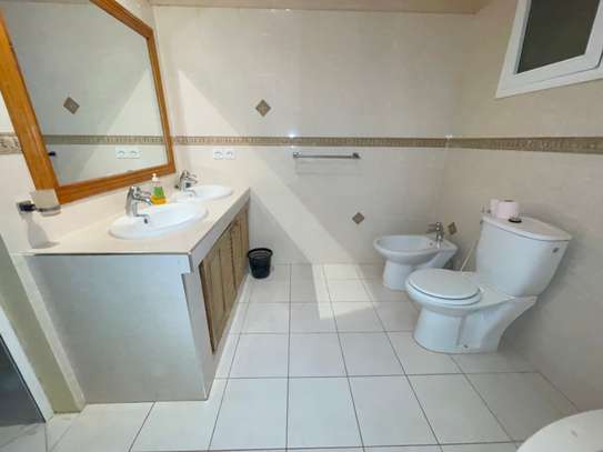À VENDRE – Belle Villa Meublée avec Piscine à Saly Carrefour image 12