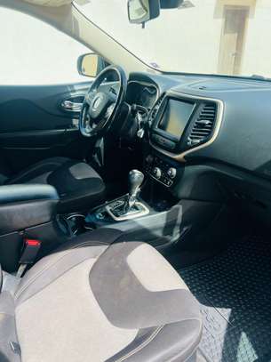Jeep Cherokee image 3