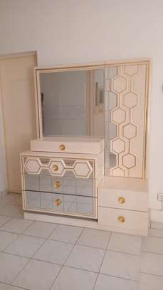 Meuble en très bon état bois lourd à vider image 1