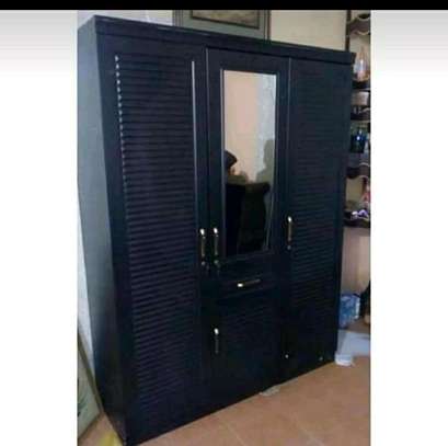 Armoire marron ,blanc et noire image 3