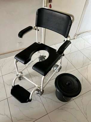Chaise roulante avec pot image 2