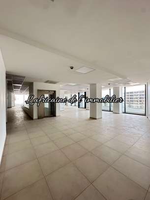 Espace commercial de 1 600 m² à louer sur la VDN image 4