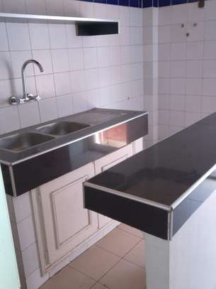 Appartement moderne lumineux avec mobilier design et LED image 5