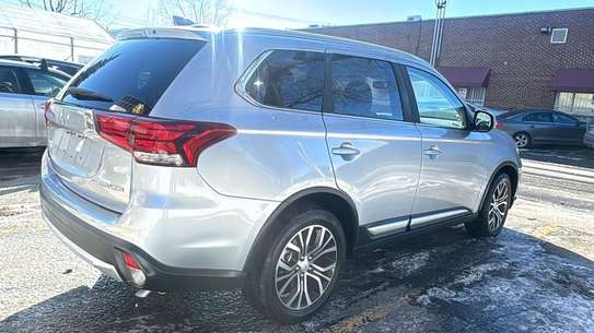Mitsubishi Outlander image 6