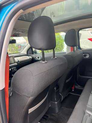 Voiture citadine orange avec toit panoramique image 4