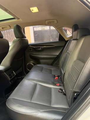 Lexus NX300H Année 2018 image 8