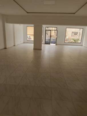 Local commercial lumineux 330m²  carrelé Yoff SENELEC image 2