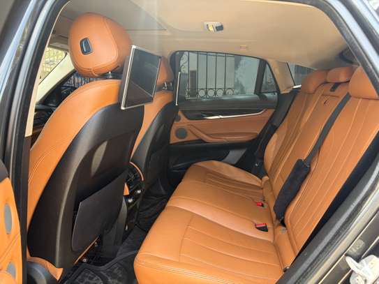 BMW X6 SUV gris métallisé polyvalent image 5