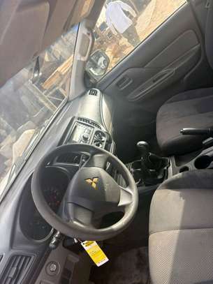 Mitsubishi l200 202 image 12