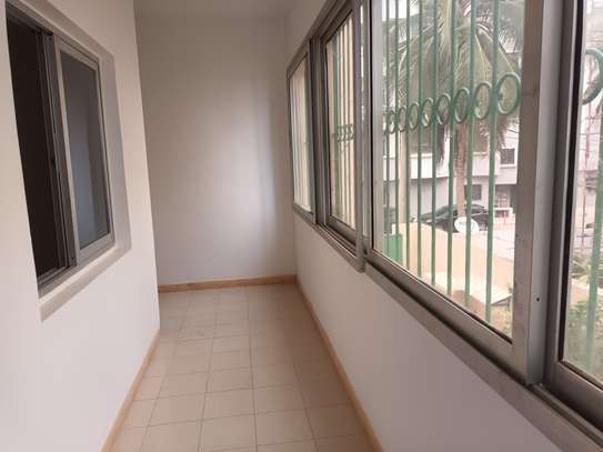 Immeuble R+2 de bureau  F47 aux Almadies image 8