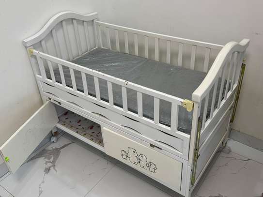 Berceau Bébé blanc avec rangement, moustiquaire et matelas image 4