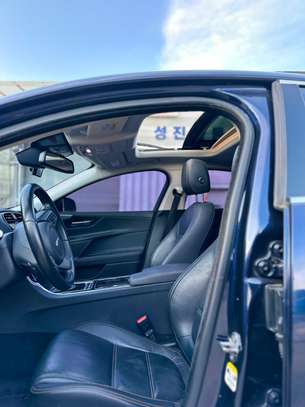 JAGUAR XE 20D PRESTIGE image 11