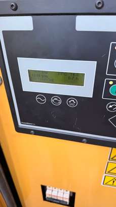 Moteur diesel industriel jaune avec batterie intégrée image 3