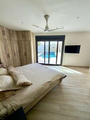 Villa de standing avec piscine privée image 11