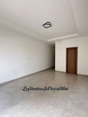 À LOUER – Magnifique Appartement F4 de Standing au Point E image 13
