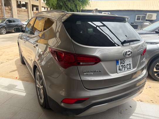 Hyundai Santa Fe 2017 m8SUV gris métallisé spacieux image 3